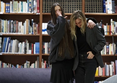 Imagen secundaria 1 - Algunos momentos de la sesión de fotos en la fundación, donde se celebró la charla entre las dos mujeres que residen en Madrid.