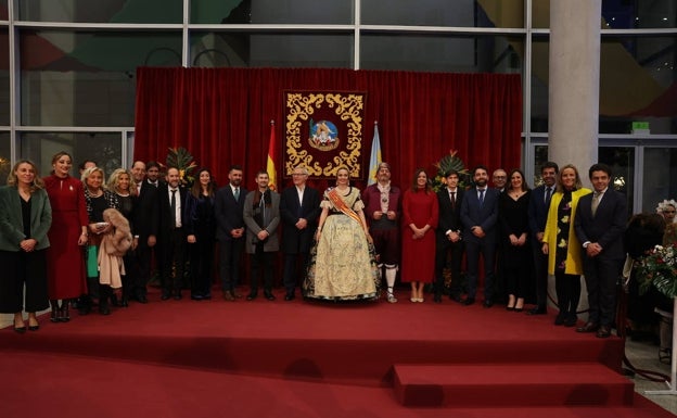 Noche de tertulias y fotos en la exaltación de la fallera mayor de Valencia