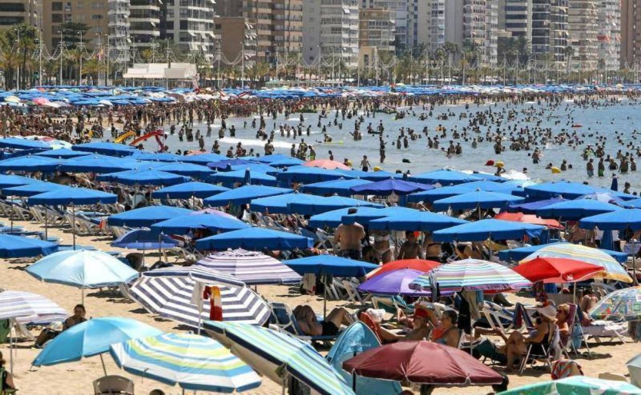 La playa de Benidorm repleta 