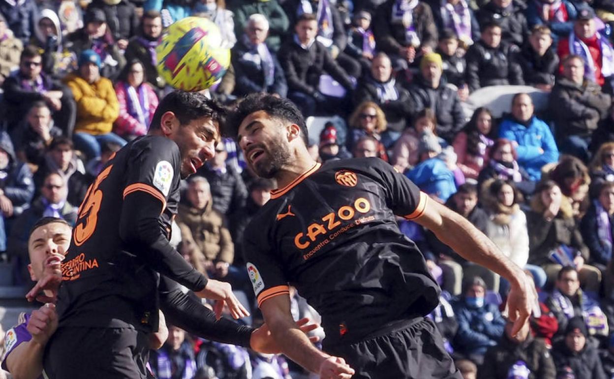 Cenk Özkacar (i), junto a Eray Comert, en una jugada del partido del Valencia contra el Valladolid. 