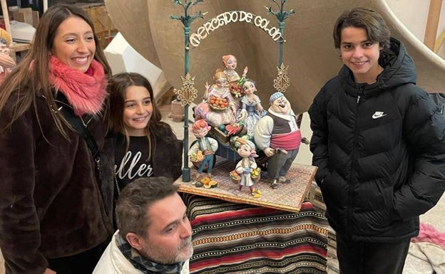 Imagen principal - Visita al taller de Javier Álvarez-Sala Salinas, con la falla infantil de Conde Salvatierra, y escena de la falla grande de Conde Salvatierra obra de José Ramón Devís. 