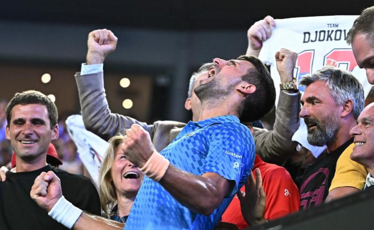 Djokovic celebra su victoria. 