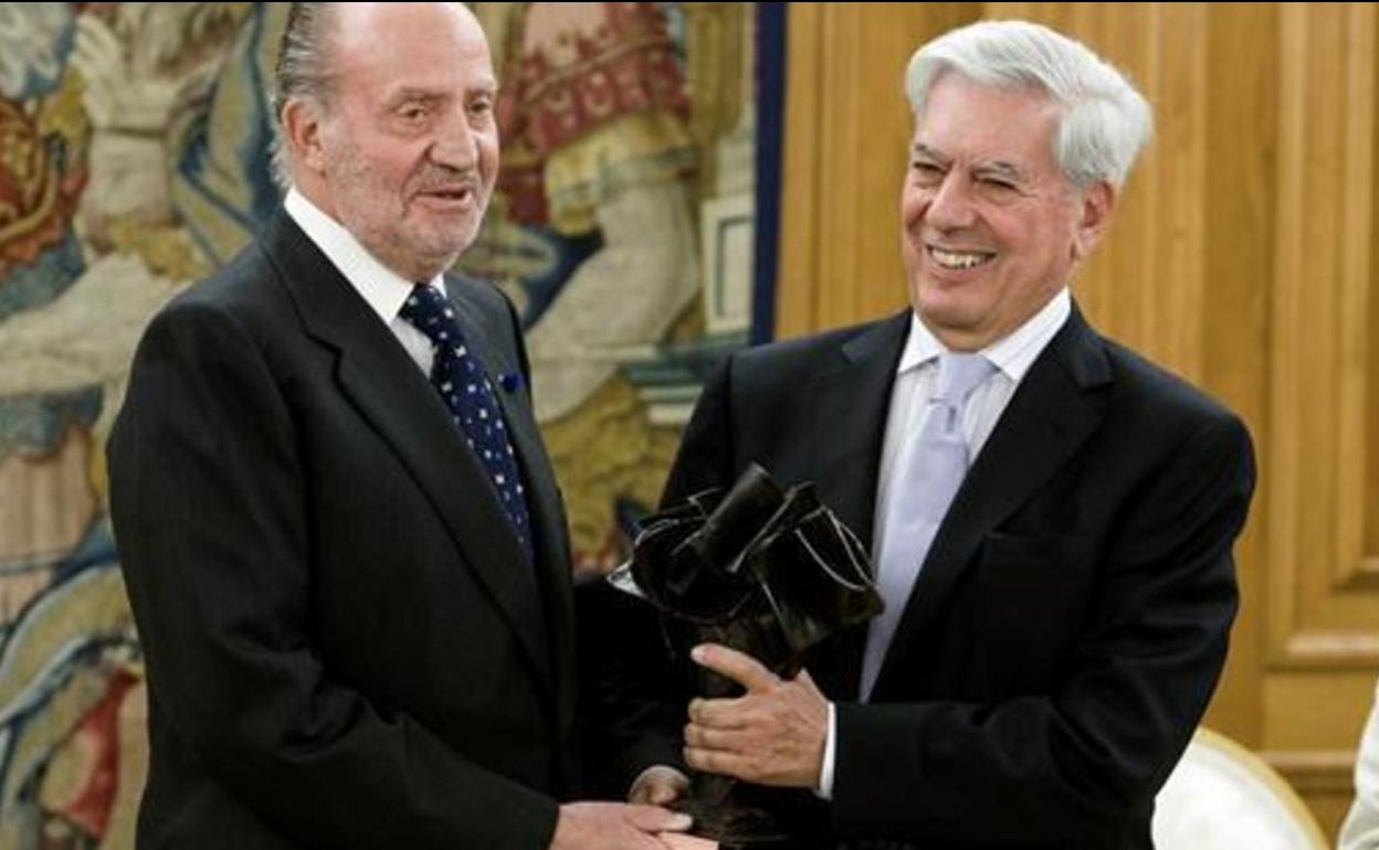 El rey emérito Juan Carlos I abraza al escritor Mario Vargas Llosa.