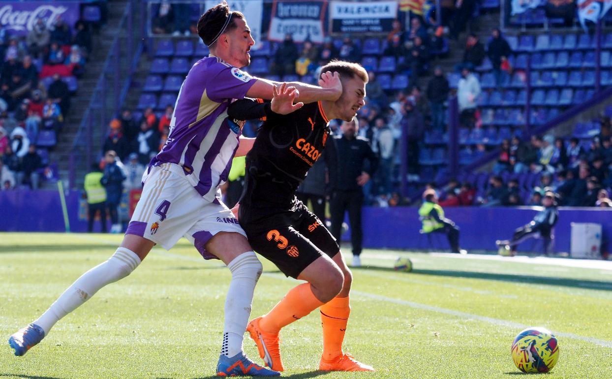 Lato peleando por el balón con un jugador del Valladolid. 