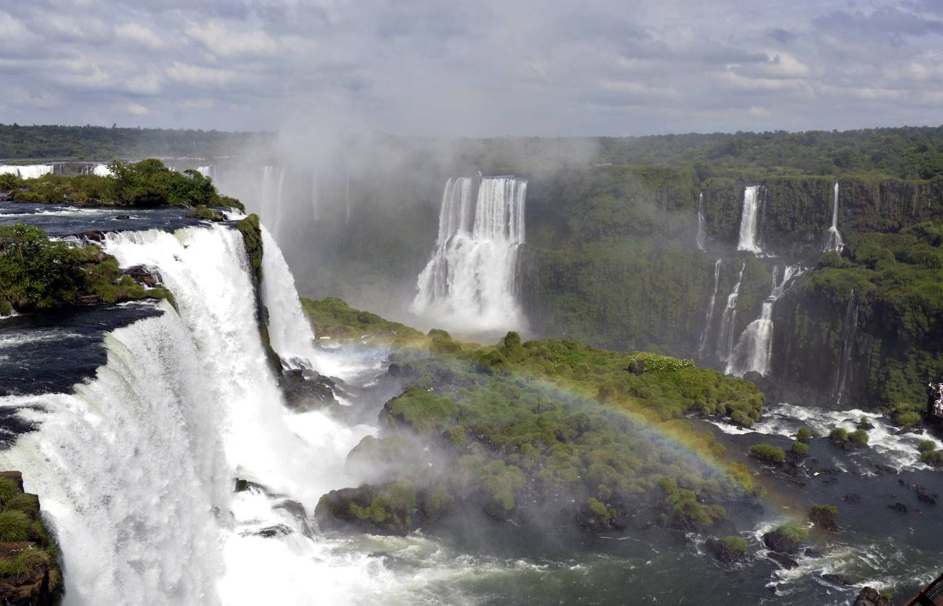 Cataratas de Iguazú (entre la provincia de Misiones en Argentina y el estado de Paraná en Brasil). 