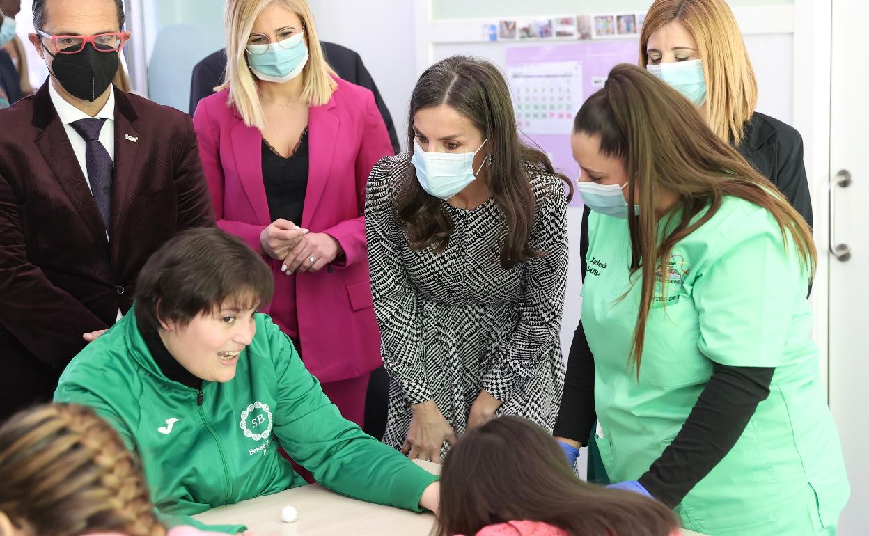 La Reina Letizia visita uno de los centros. 