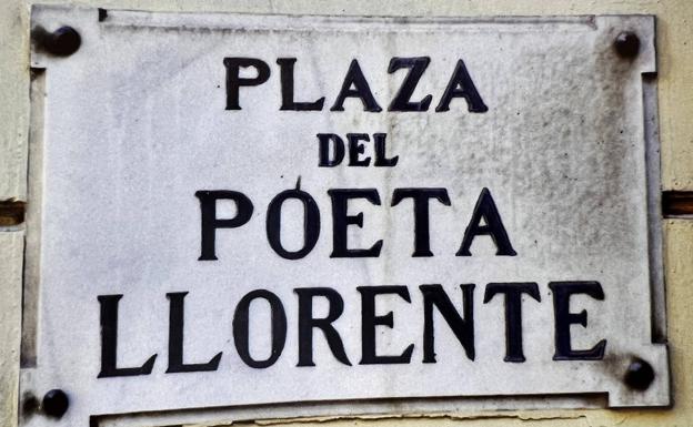 Imagen principal - Rótulo de la plaza del poeta Llorente. / Placa realizada por el escultor / Lápida de la calle Burriana. 