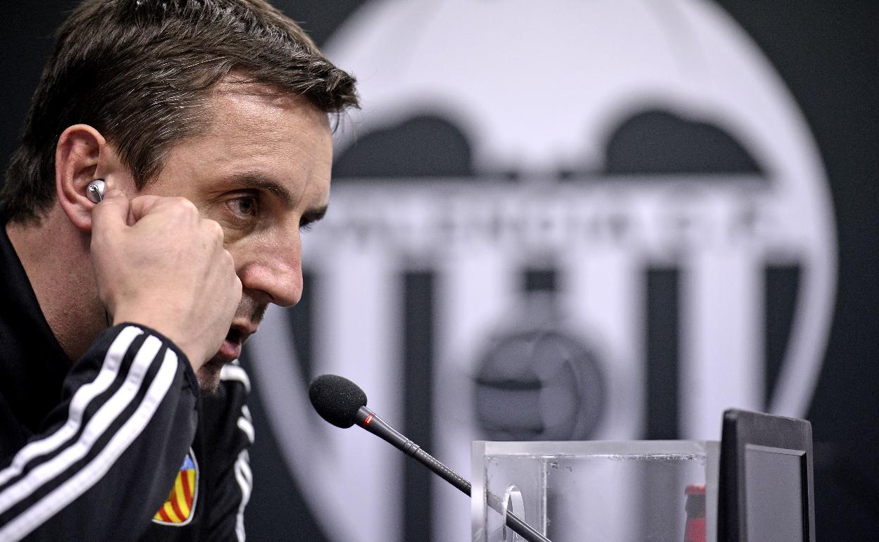 Gary Neville, el entrenador más esperpéntico que ha pisado el banquillo de Mestalla. 