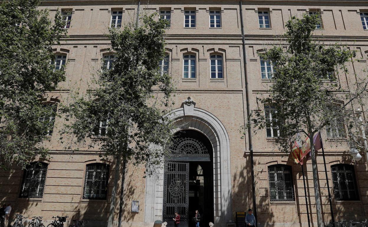 Acceso principal de la antigua fábrica de tabacos, hoy sede del Ayuntamiento. 