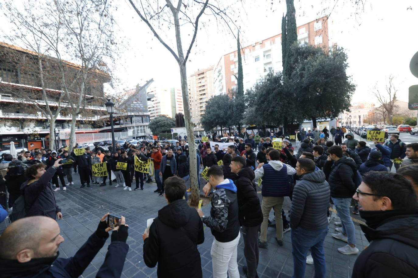 Fotos: Decenas de valencianistas protestan contra la gestión de Lim