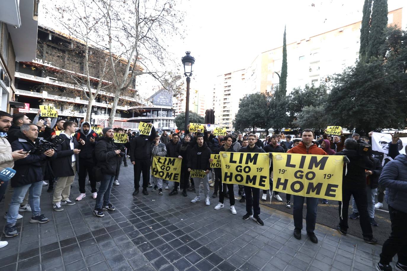 Fotos: Decenas de valencianistas protestan contra la gestión de Lim