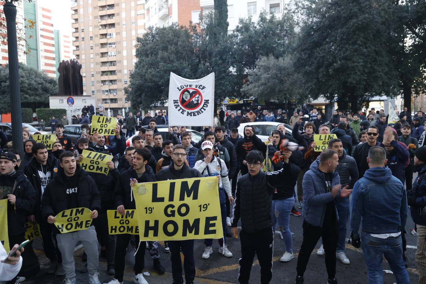 Fotos: Decenas de valencianistas protestan contra la gestión de Lim