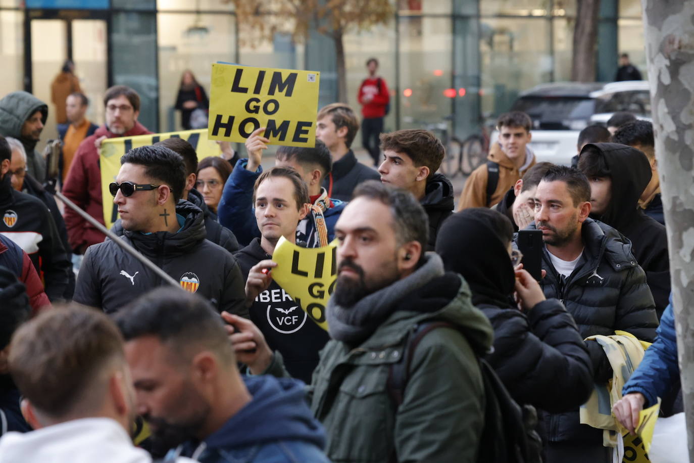 Fotos: Decenas de valencianistas protestan contra la gestión de Lim