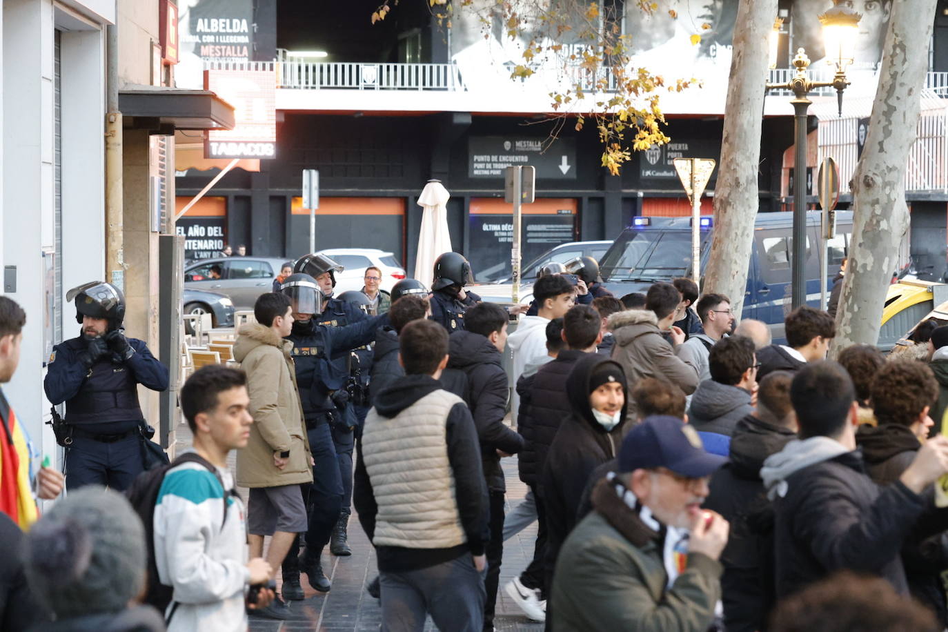 Fotos: Decenas de valencianistas protestan contra la gestión de Lim