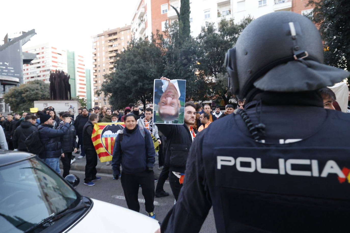 Fotos: Decenas de valencianistas protestan contra la gestión de Lim