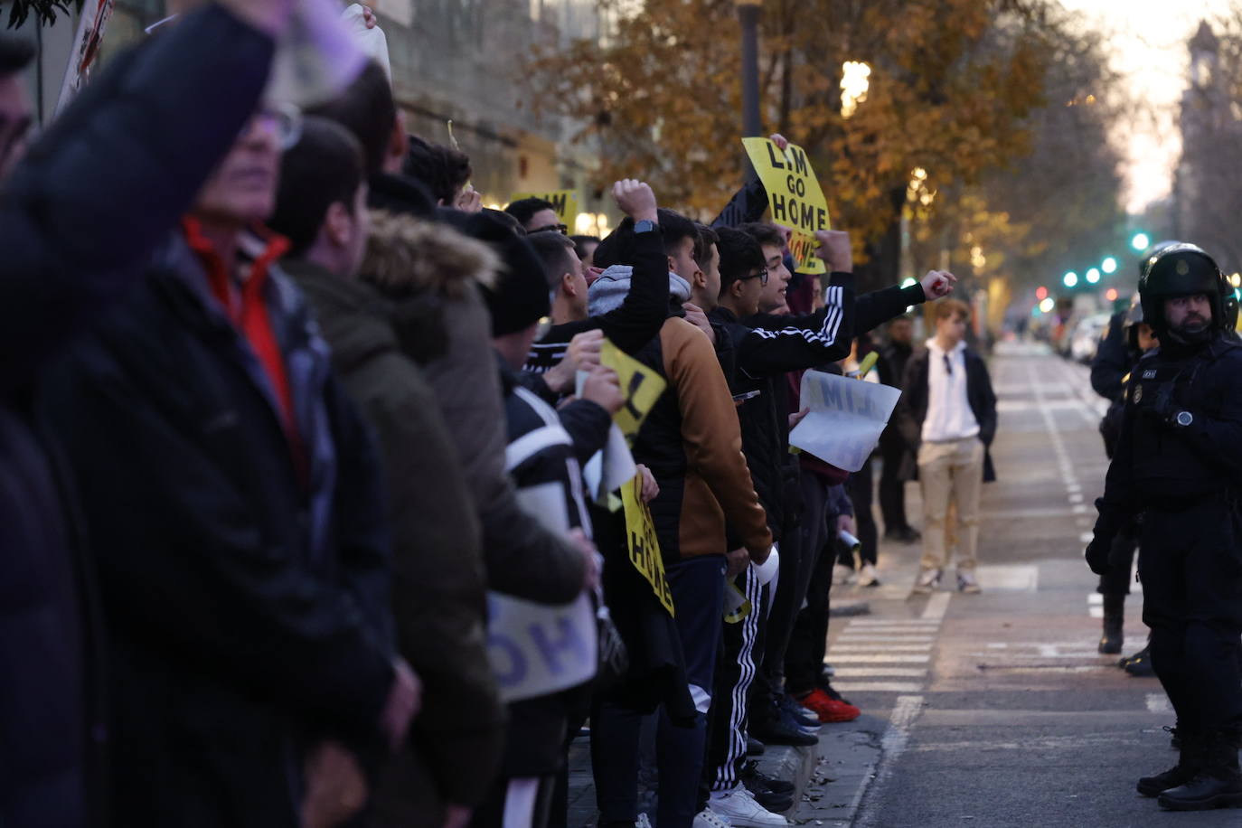 Fotos: Decenas de valencianistas protestan contra la gestión de Lim