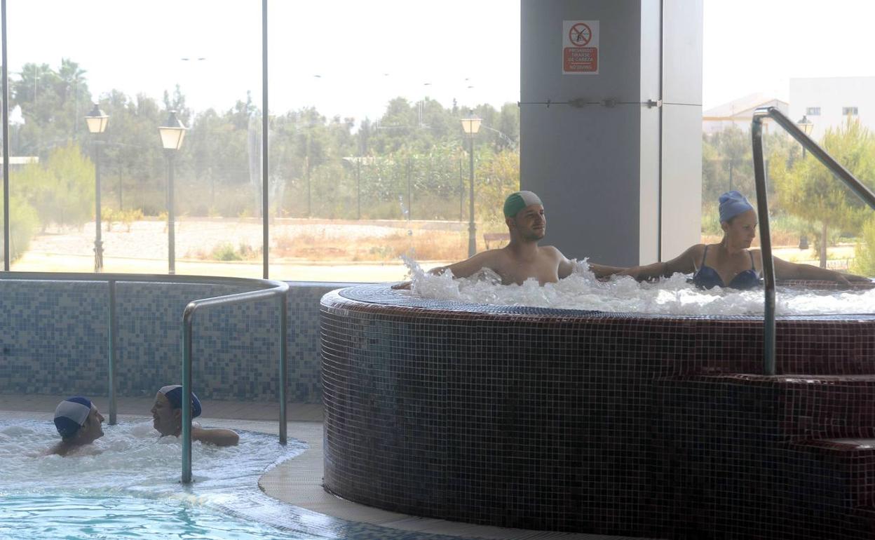 Dos personas disfrutan en un balneario