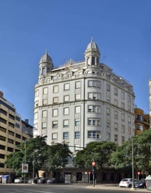 Imagen secundaria 2 - Calle Cirilo Amorós de Valencia | Quién vive en Cirilo Amorós, la calle con belleza burguesa