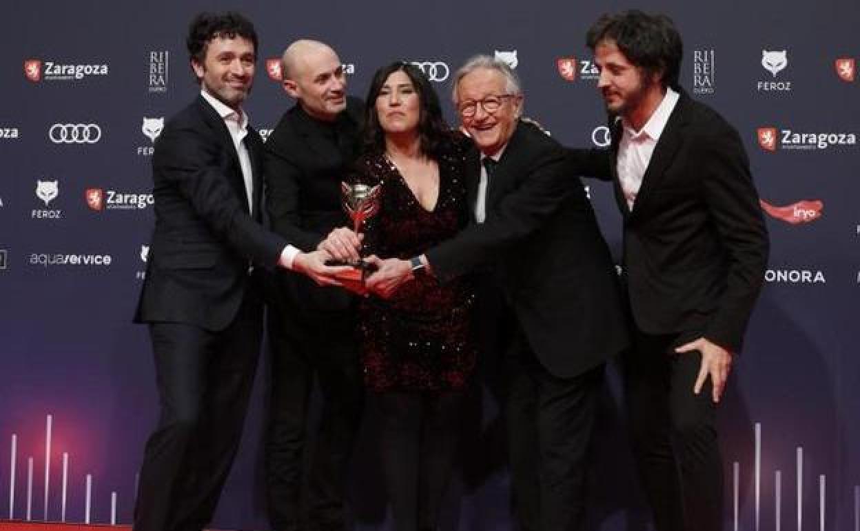 El realizador Rodrigo Sorogoyen (i), junto a los productores Nacho Lavilla (2i), Sandra Tapia y Eduardo Villanueva (d), recibe el premio a mejor película dramática por 'As Bestas'.