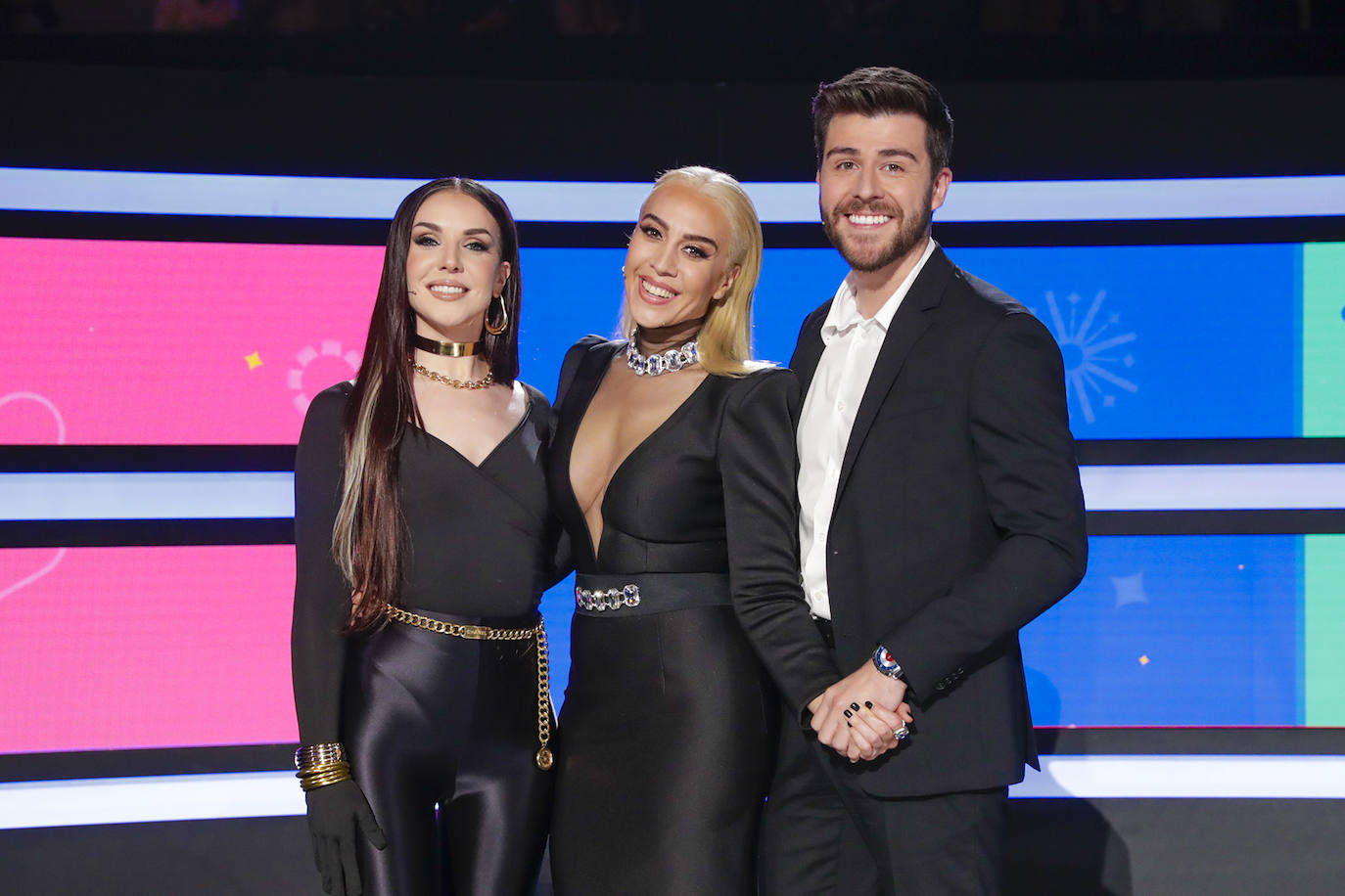 Los presentadores, Inés Hernand, Mónica Naranjo y Rodrigo Vázquez.