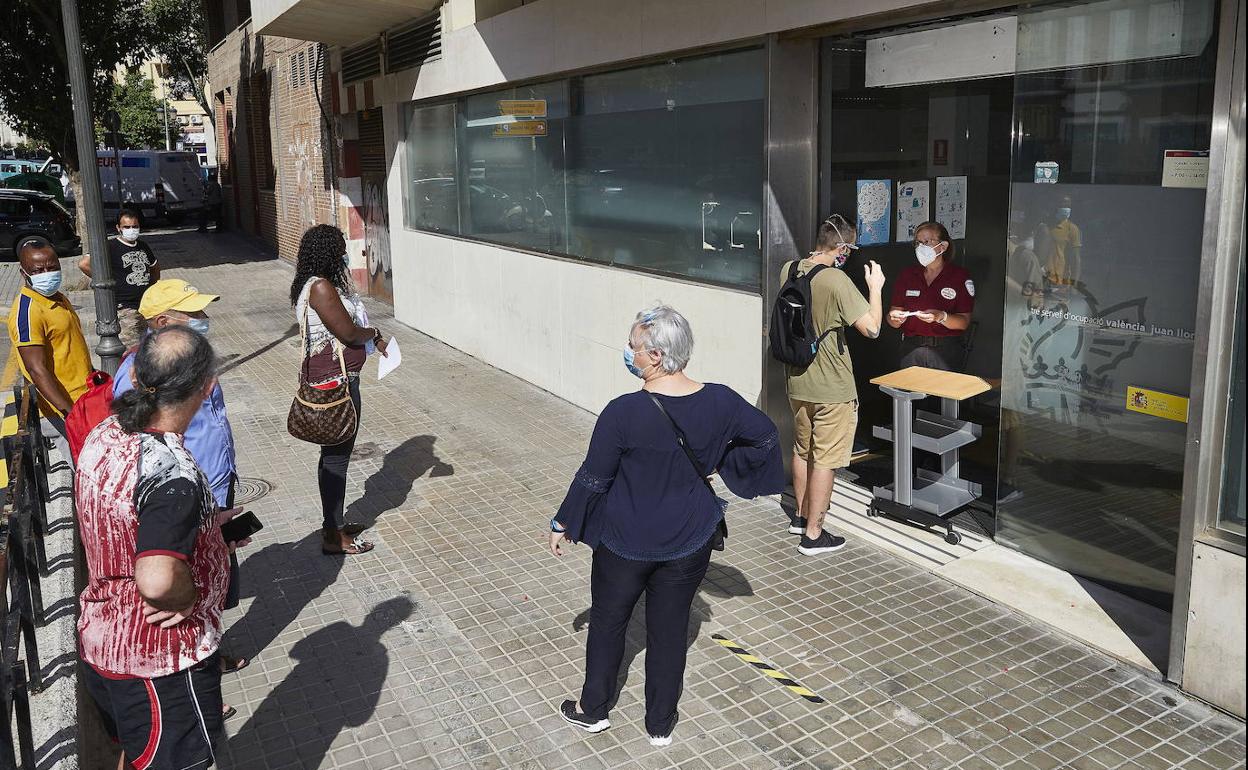 Número de parados desempleo en la Comunitat Valenciana | El Paro sube en 6.776 personas en enero en la Comunitat, hasta los 345.019 desempleados