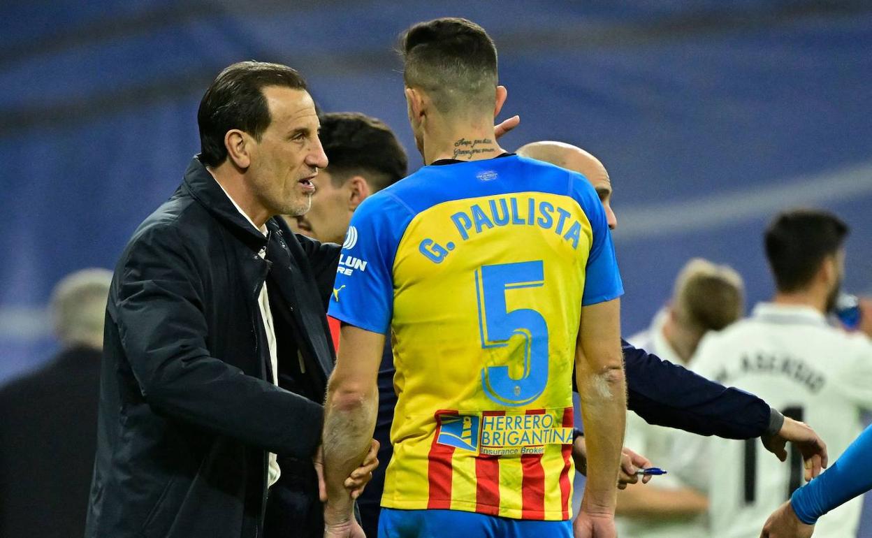 Voro habla con Paulista durante el partido entre el Real Madrid y el Valencia. 