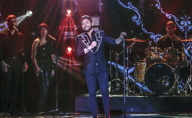 Miguel Poveda interpretó 'Eres tú', de Mocedades, en el arranque de la gala. 