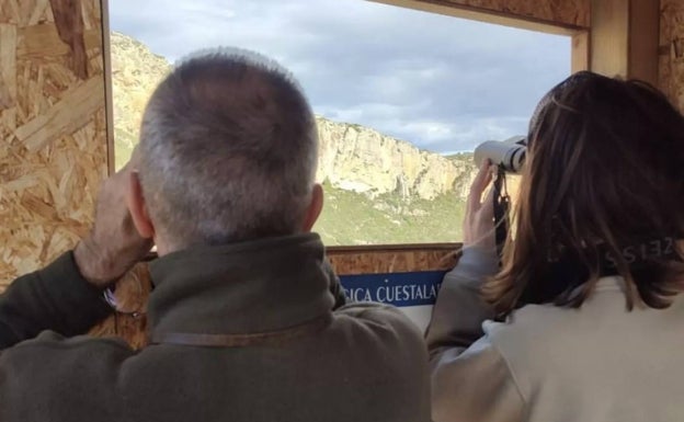 Dos visitantes, en el observatorio de Sot de Chera. 