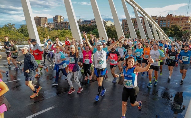 Participantes en el circuito Runcáncer de Valencia, sobre el puente de Monteolivete. 