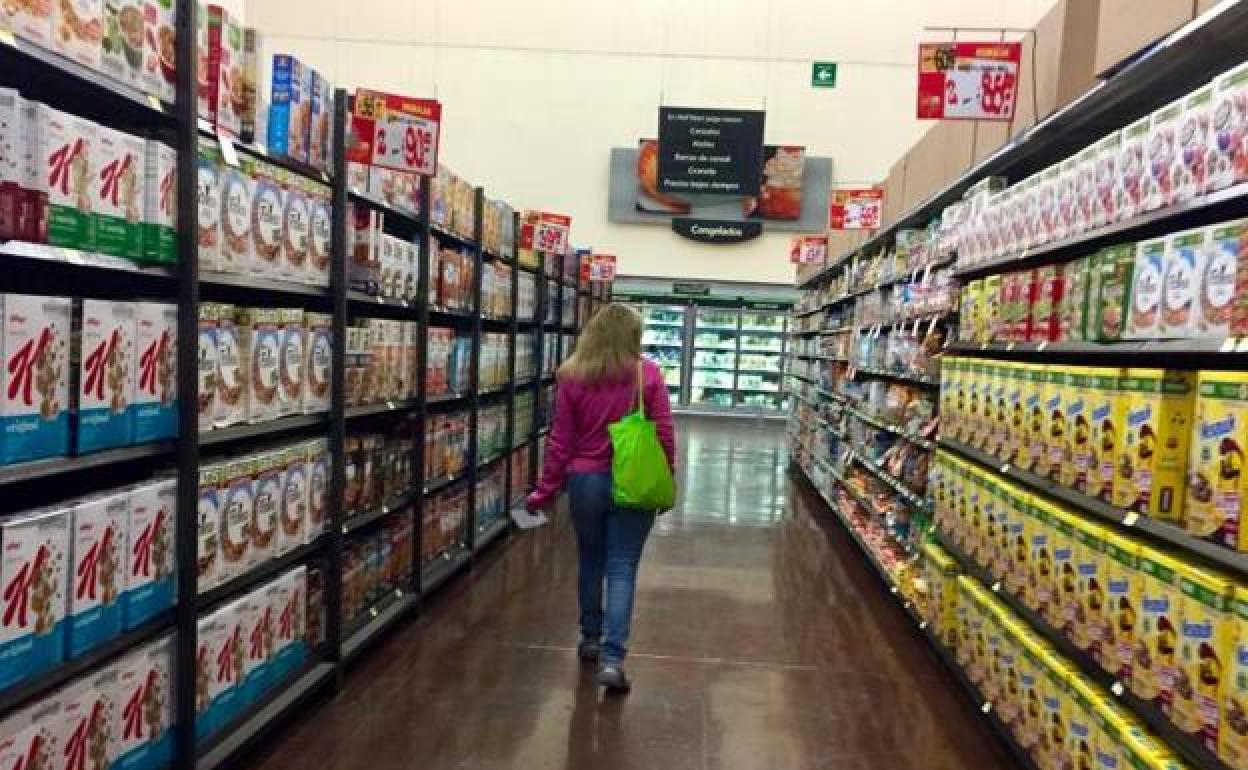 Una mujer hace sus compras en un supermercado.