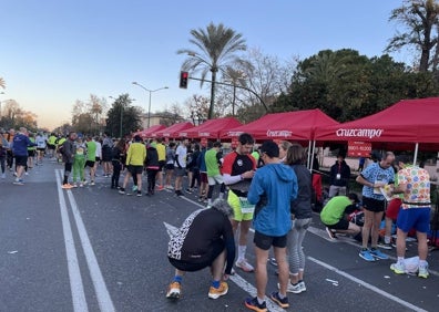 Imagen secundaria 1 - Instantes antes de la salida, la zona de la guardarropía y la feria del corredor. Son los prolegómenos que marcan las horas y los minutos previos de cualquier carrera. 