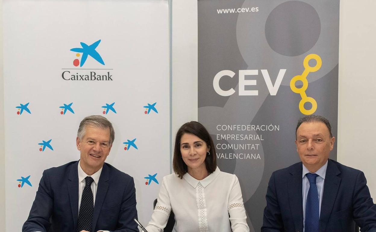 Xicu Costa, Paula San Luis y Salvador Navarro, durante la firma del convenio. 