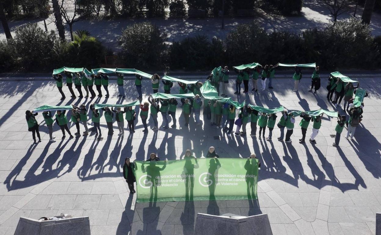 Lazo humano organizado por la Asociación Española Contra el Cáncer en Valencia, en el cauce del Turia, este jueves.