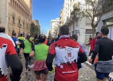 Imagen secundaria 1 - Patri e Isamar, mis compañeras de carrera, le pusieron el colorido a la zona post meta con las Senyeras, igual que Óscar. Entonces ya habíamos olvidado el tramo de empedrado. Teníamos nuestra medalla de 'finisher'. 