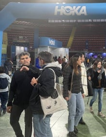 Imagen secundaria 2 - Instantes antes de la salida, la zona de la guardarropía y la feria del corredor. Son los prolegómenos que marcan las horas y los minutos previos de cualquier carrera. 