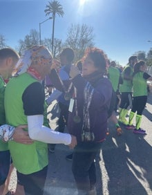 Imagen secundaria 2 - Patri e Isamar, mis compañeras de carrera, le pusieron el colorido a la zona post meta con las Senyeras, igual que Óscar. Entonces ya habíamos olvidado el tramo de empedrado. Teníamos nuestra medalla de 'finisher'. 