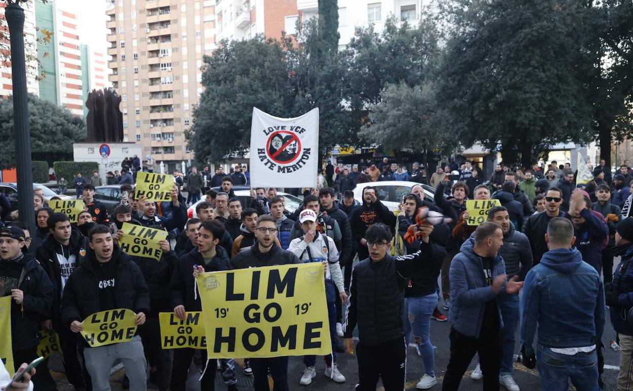 La protesta llevada a cabo el pasado martes frente a las oficinas del Valencia.