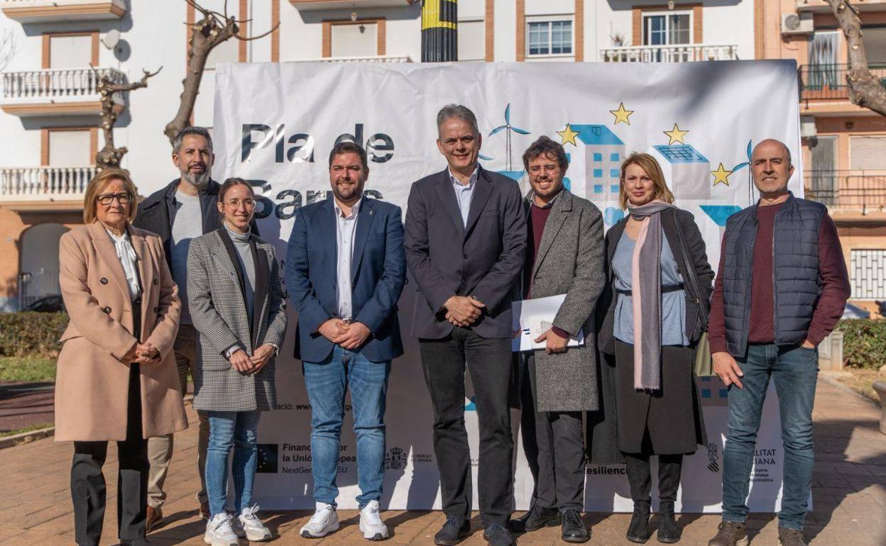 La visita del conseller Héctor Illueca al barrio, con el alcalde, Fran López. 