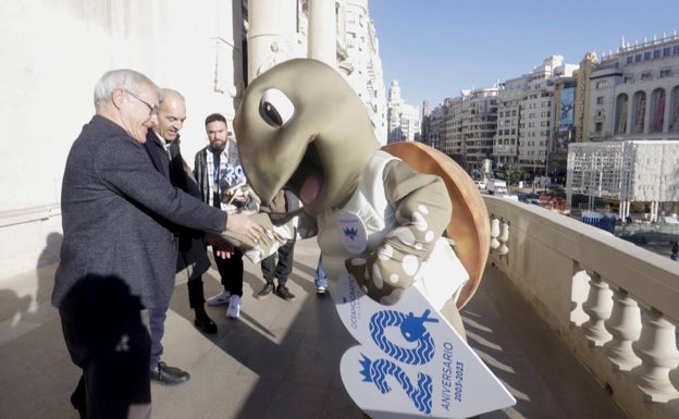 El alclade de Valencia, Joan Ribó, recibiendo a la mascota de l'Oceanogràfic por el 20 aniversario de la instalación. 