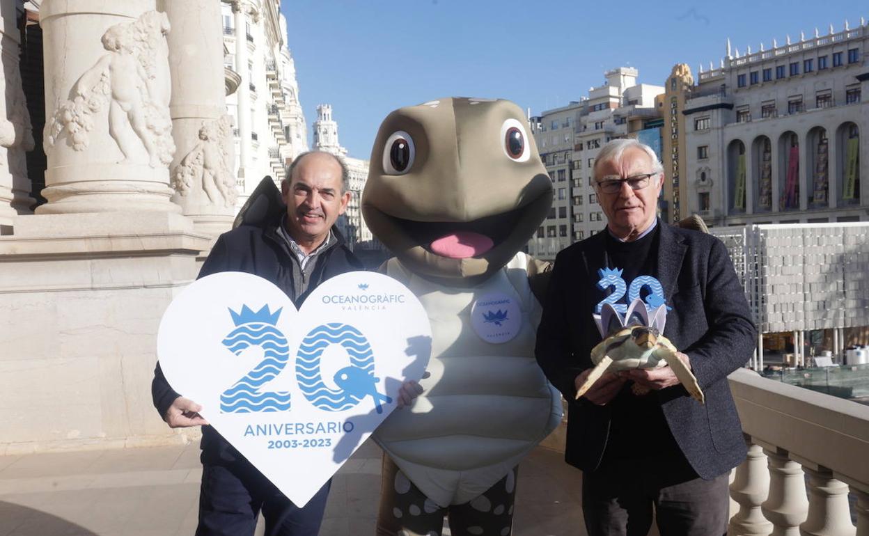 Joan Ribó, alcalde de Valencia, junto a Eduardo Nogués, director general de l'Oceanogràfic, y la tortuga Bobo. 