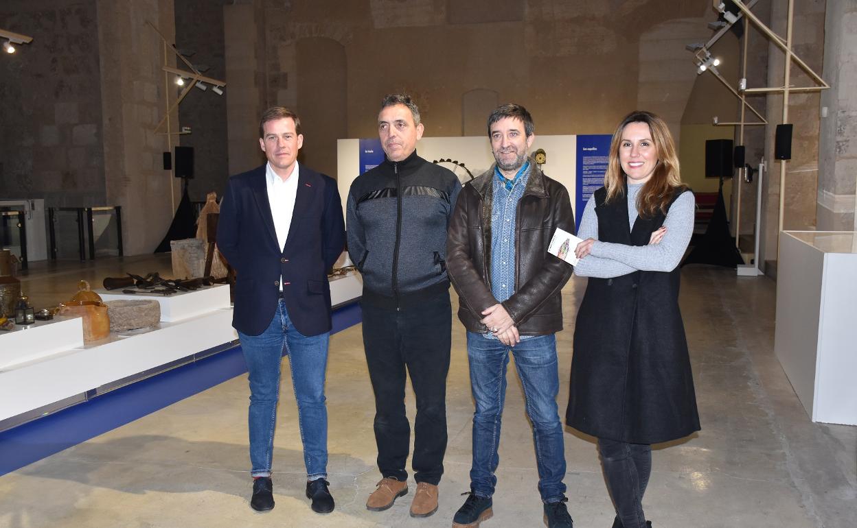 El alcalde, la concejala de Cultura, Botifarra y el comisario de la Exposición, en la inauguración. 