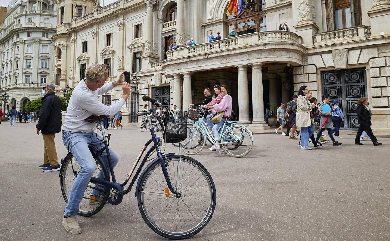 Un turista fotografía el Ayuntamiento. 