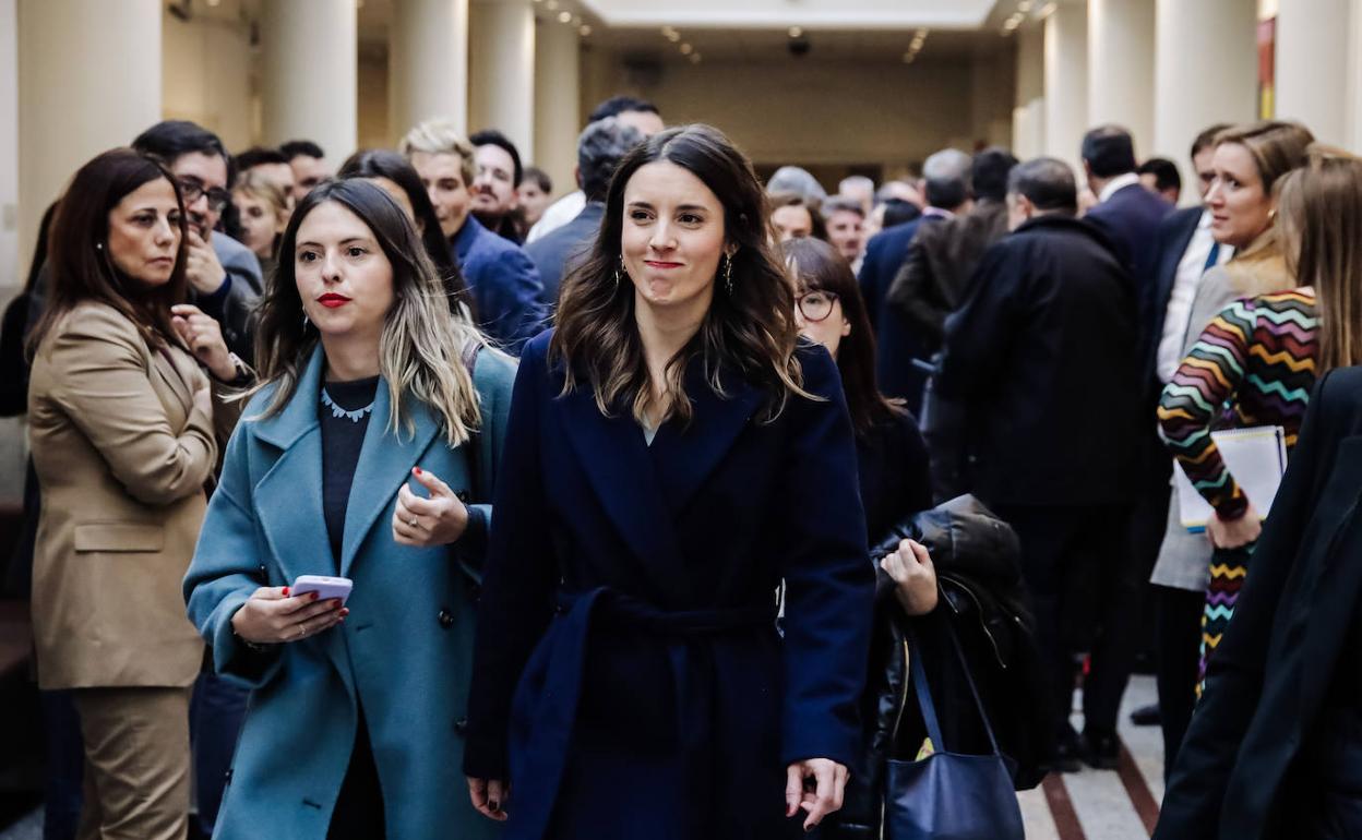 La ministra Montero llega al Senado antes de un debate. 