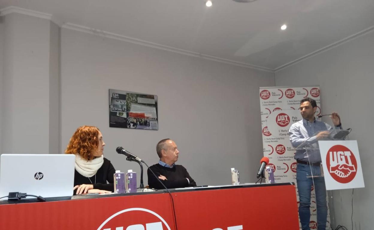 Un momento de la asamblea en el que interviene el alcalde. 