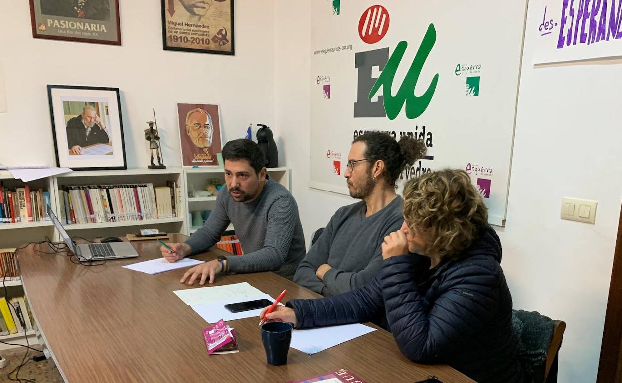 Rovira, a la izquierda, interviene durante la asamblea. 