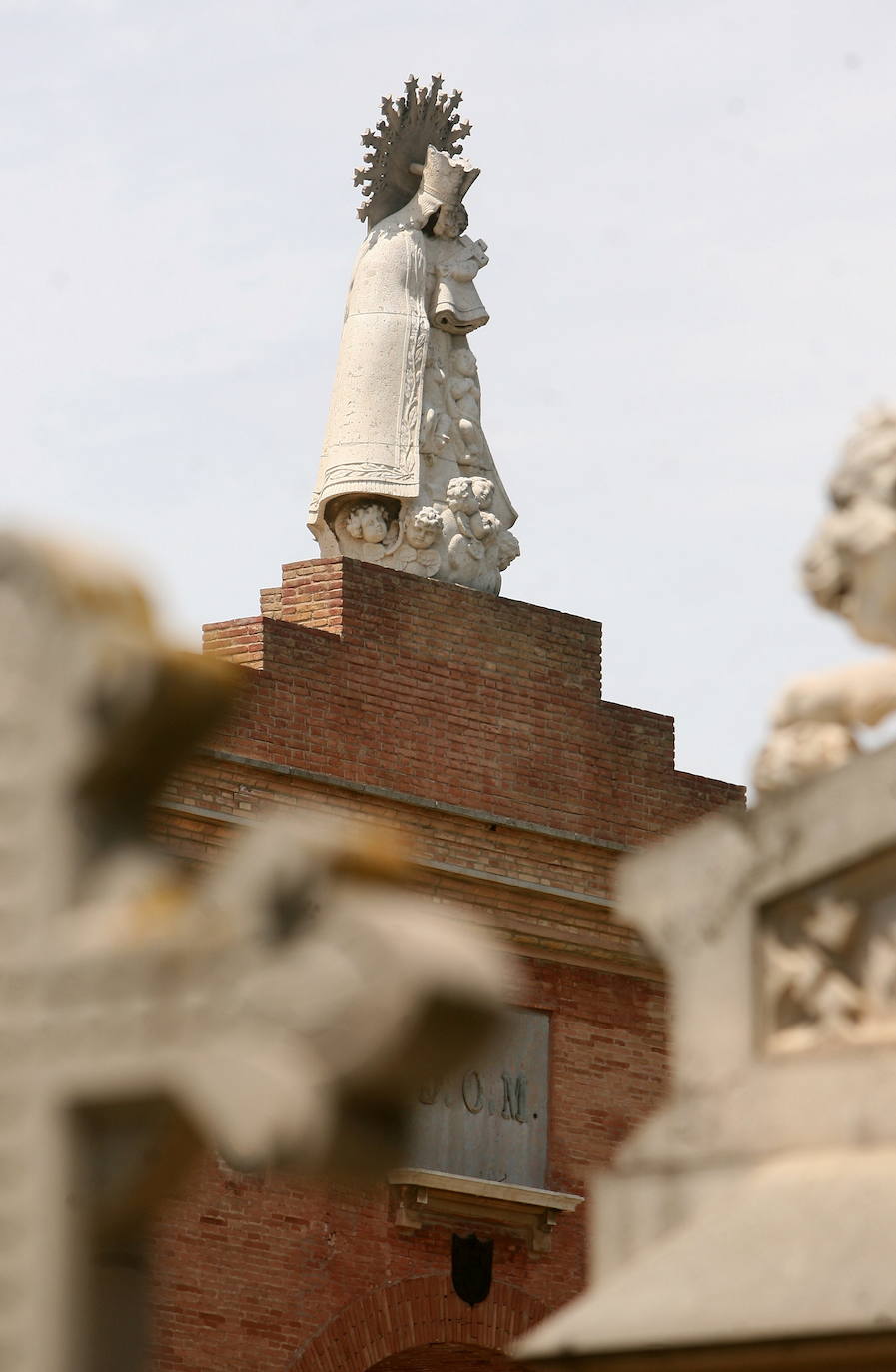 Imagen de la Mare de Déu en lo alto de la capilla del Cementerio General de Valencia