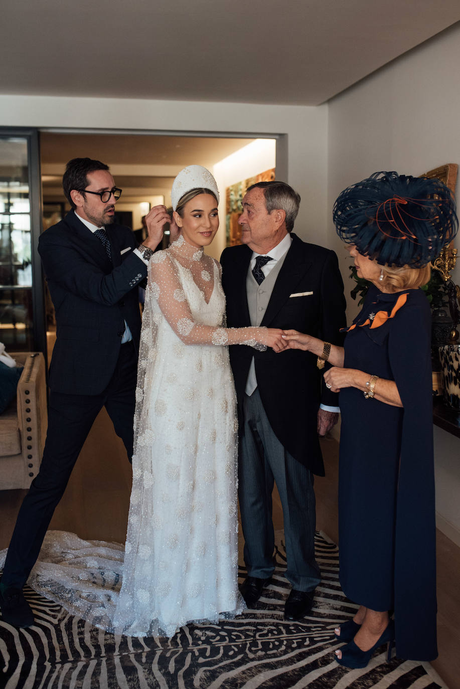 Álex Jordán peinando a la novia junto a sus abuelos maternos, Octavio Guijarro y Mª José Girón.