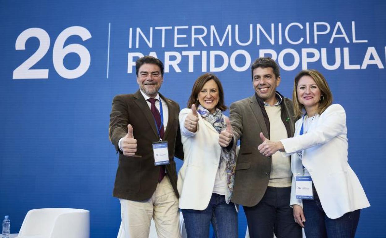 Mazón, rodeado por el alcalde de Alicante, Luis Barcala, y las aspirantes Catalá (Valencia) y Carrasco (Castellón). 