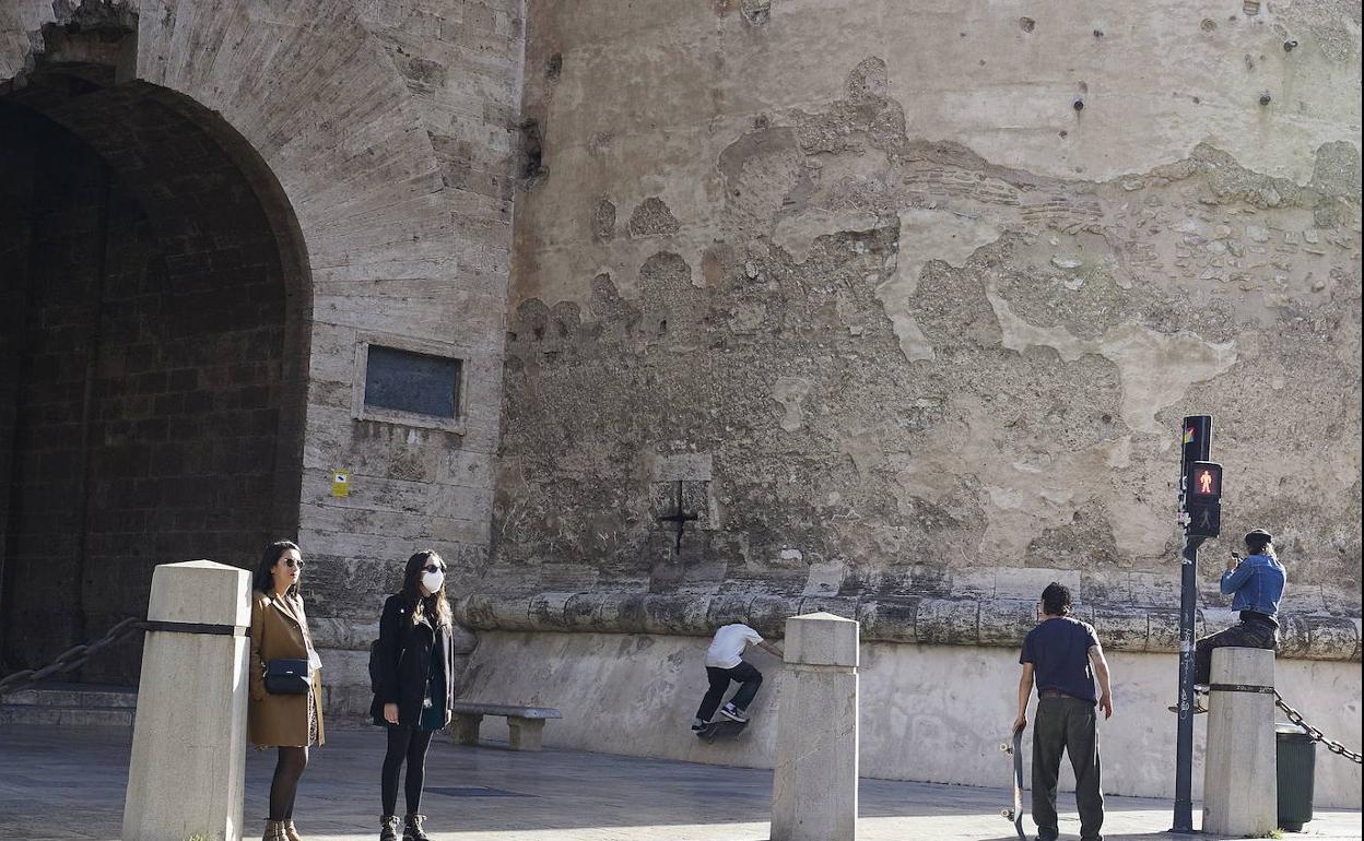 Unos jóvenes patinan en la parte inferior de las Torres de Quart, el pasado 2021. 