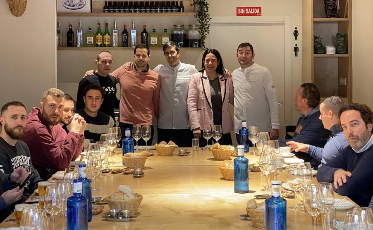 Un grupo de aficionados a la gastronomía en el bar Mistela. En la foto, Javier Monedero, Rafa Recuenco, socio de Grupo Gastroadictos; Néstor Vaccaro, director de Operaciones del grupo; Quique Barella, chef ejecutivo , y Fernanda Buainain, de Bodegas Hispano Suizas.